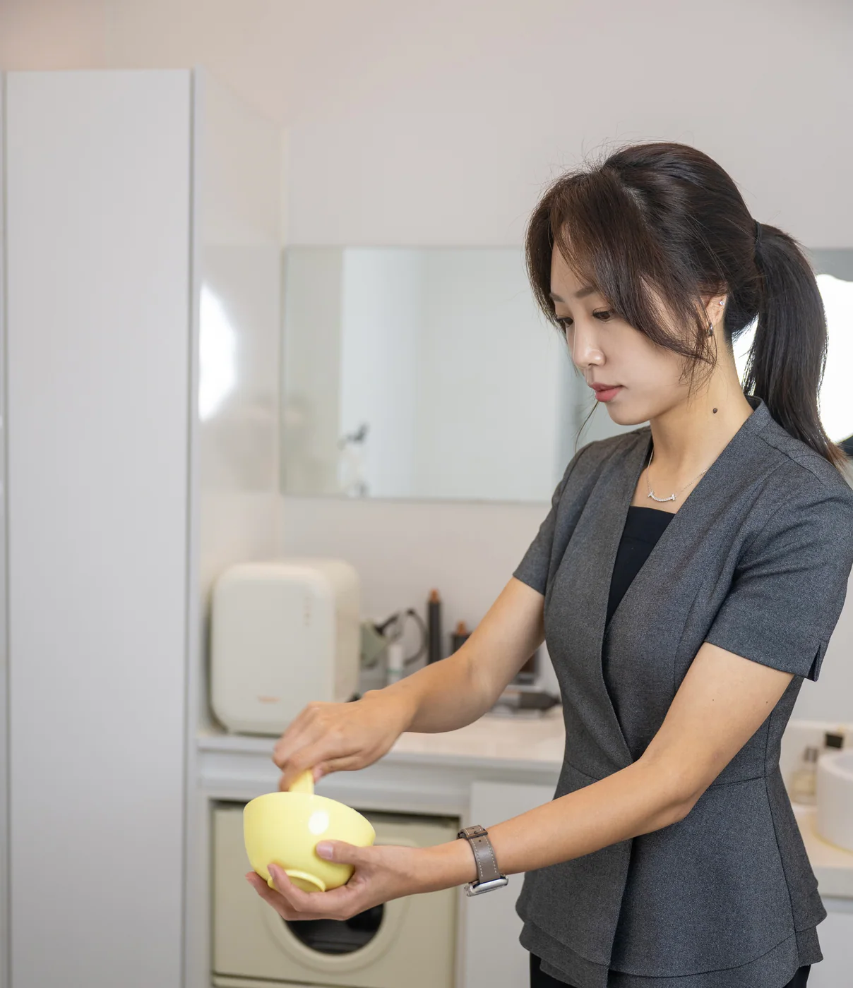 관리 재료를 준비하는 셀로라 원장